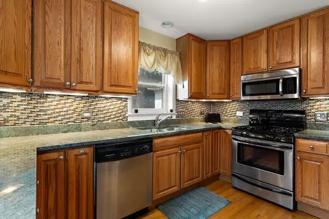 Kitchen - 334 Spruce St, Glenview, IL 60025 photo 2 of 2