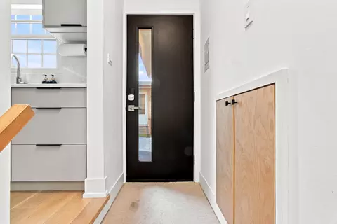 Entry Way - 534 E Park Ave, Elmhurst, IL 60126 photo 2 of 6