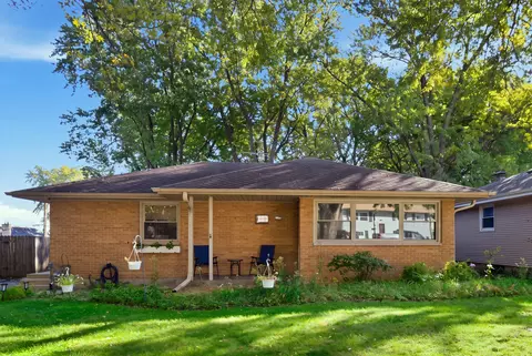 63 N Prairie Ave, Mundelein, IL 60060
