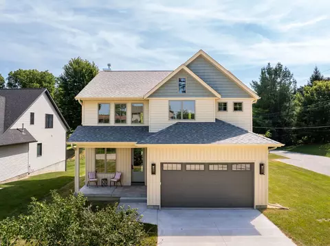 326 Dodge St, Leclaire, IA 52753