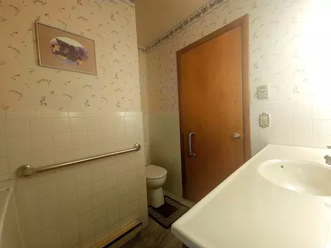 Bath - 600 Timber Creek Rd, Dixon, IL 61021 photo 1 of 2