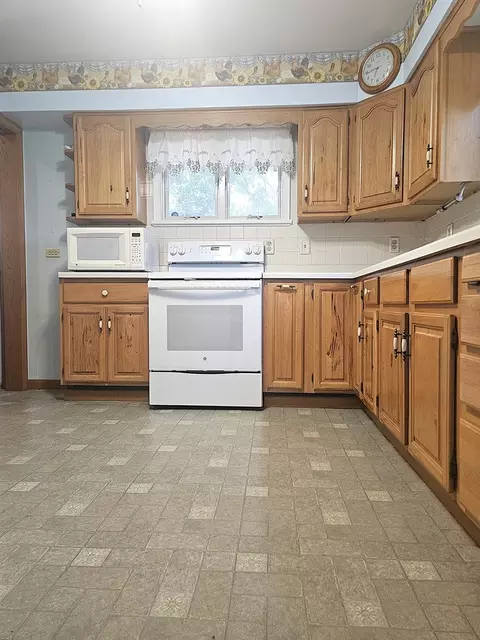 Kitchen - 600 Timber Creek Rd, Dixon, IL 61021 photo 2 of 4