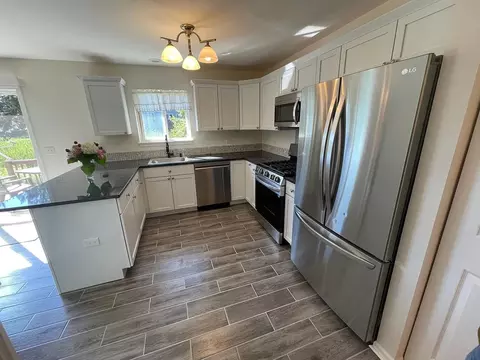 6865 Hampton Cir, Gurnee, IL 60031 photo 2