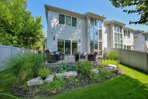Exterior - 820 E Franklin Ave, Naperville, IL 60540 photo 3 of 10