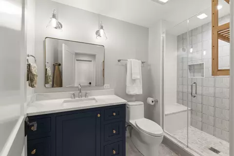 Bath - 820 E Franklin Ave, Naperville, IL 60540 photo 4 of 5