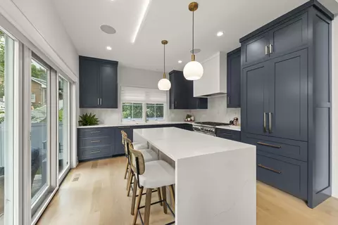 Kitchen - 820 E Franklin Ave, Naperville, IL 60540 photo 4 of 5
