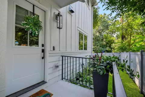 Exterior - 820 E Franklin Ave, Naperville, IL 60540 photo 2 of 10
