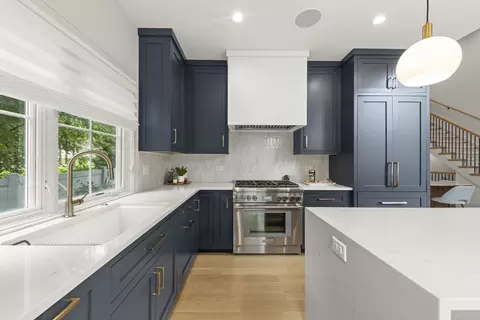 Kitchen - 820 E Franklin Ave, Naperville, IL 60540 photo 2 of 5