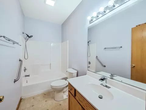 Bath - 1321 Dancing Bear Ln, Elgin, IL 60120 photo 3 of 3