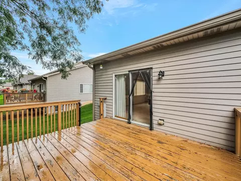 Exterior - 1321 Dancing Bear Ln, Elgin, IL 60120 photo 5 of 8