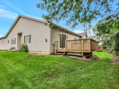 Exterior - 1321 Dancing Bear Ln, Elgin, IL 60120 photo 6 of 8