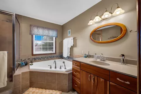 Bath - 9 Chiswick Cir, Bloomington, IL 61704 photo 2 of 5