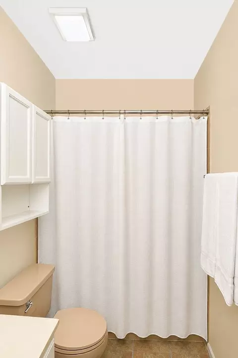 Bath - 13453 S Redberry Cir, Plainfield, IL 60544 photo 2 of 5