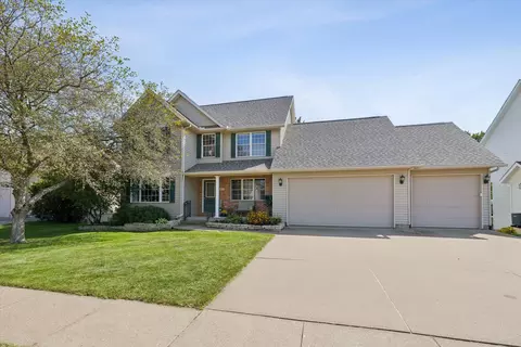 211 E Dolan Dr, Blue Grass, IA 52726