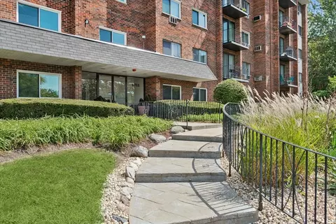 4711 Saint Joseph Creek Rd #2G, Lisle, IL 60532