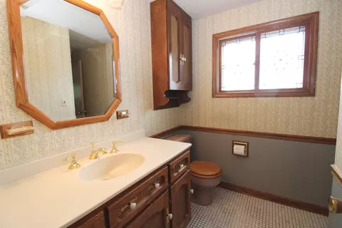 Bath - 263 Norman Ct, Des Plaines, IL 60016 photo 1 of 3