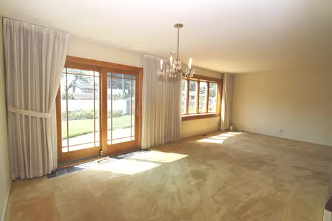 Living - 263 Norman Ct, Des Plaines, IL 60016 photo 4 of 5
