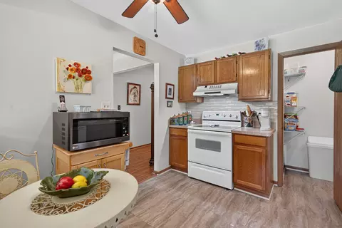 Kitchen - 205 N Creekside Trl #A, Mchenry, IL 60050 photo 4 of 5