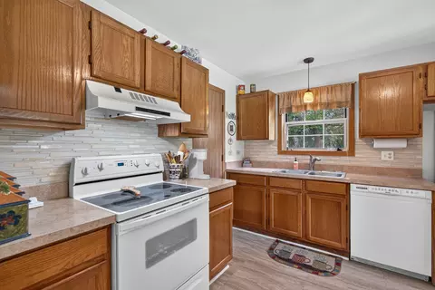 Kitchen - 205 N Creekside Trl #A, Mchenry, IL 60050 photo 2 of 5
