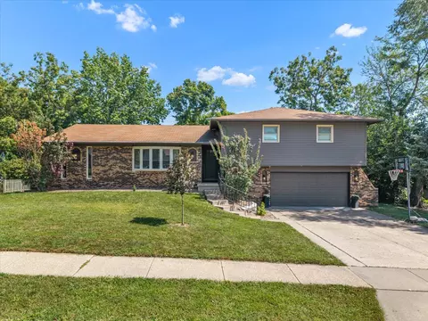 4105 Rolling Hills Dr, Bettendorf, IA 52722