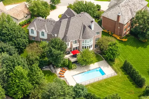 151 Palmer Cir, Vernon Hills, IL 60061