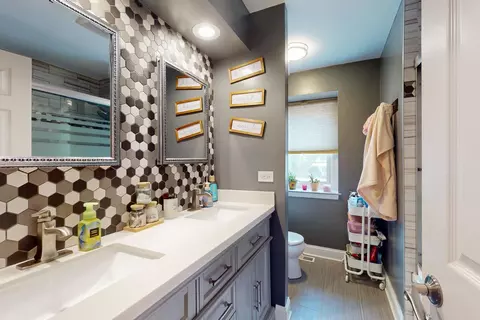 Bath - 674 Sycamore Ln, Wheeling, IL 60090 photo 2 of 4