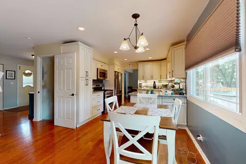 Kitchen - 674 Sycamore Ln, Wheeling, IL 60090 photo 4 of 4