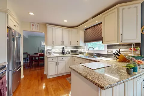Kitchen - 674 Sycamore Ln, Wheeling, IL 60090 photo 2 of 4