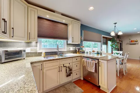 Kitchen - 674 Sycamore Ln, Wheeling, IL 60090 photo 1 of 4