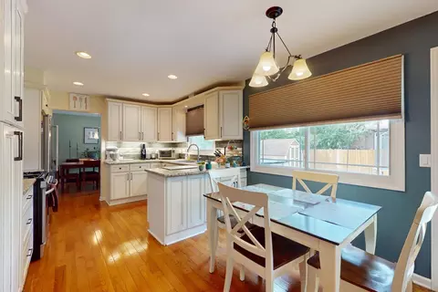 Kitchen - 674 Sycamore Ln, Wheeling, IL 60090 photo 3 of 4