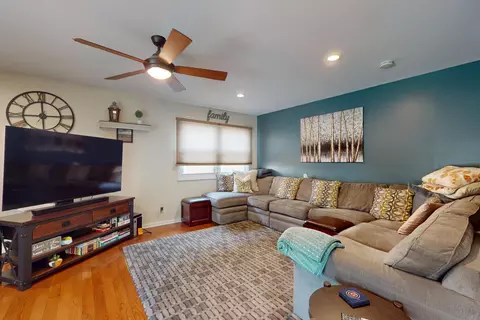 Living - 674 Sycamore Ln, Wheeling, IL 60090 photo 2 of 2