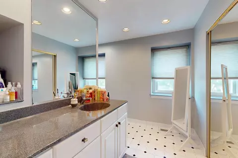 Bath - 674 Sycamore Ln, Wheeling, IL 60090 photo 3 of 4