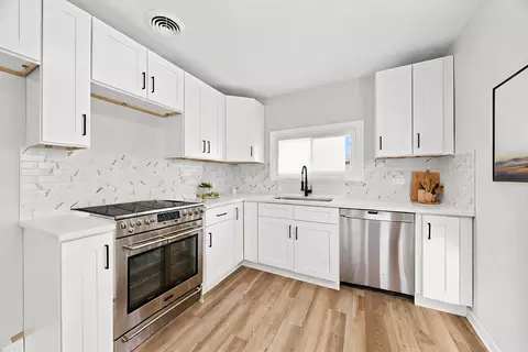 Kitchen - 16460 Honore Ave, Markham, IL 60428 photo 2 of 4
