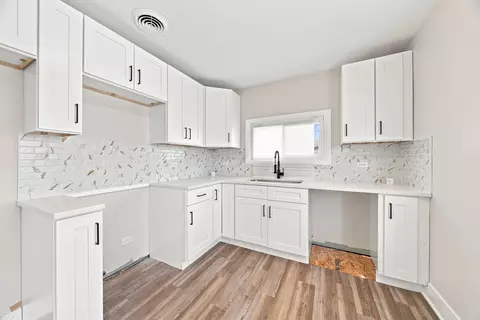 Kitchen - 16460 Honore Ave, Markham, IL 60428 photo 4 of 4