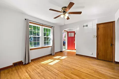 Living - 748 E Jackson St, Morris, IL 60450 photo 2 of 3