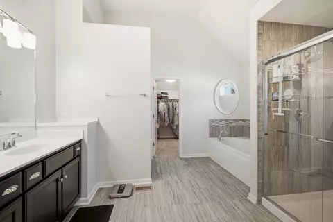 Bath - 3605 Harmony Cir, Elgin, IL 60124 photo 1 of 5