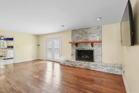 Living - 2118 Bristol Rd, Champaign, IL 61821 photo 4 of 4