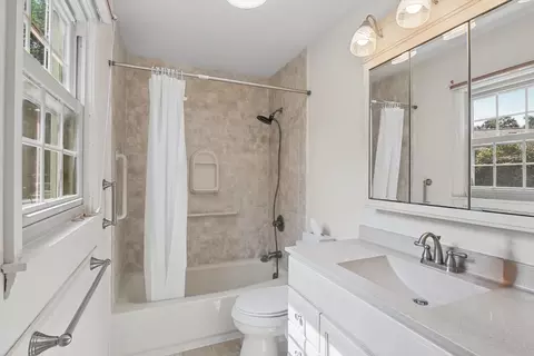 Bath - 2118 Bristol Rd, Champaign, IL 61821 photo 3 of 4