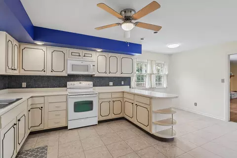 Kitchen - 2118 Bristol Rd, Champaign, IL 61821 photo 5 of 6