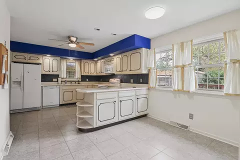 Kitchen - 2118 Bristol Rd, Champaign, IL 61821 photo 2 of 6
