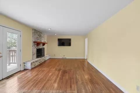 Living - 2118 Bristol Rd, Champaign, IL 61821 photo 3 of 4