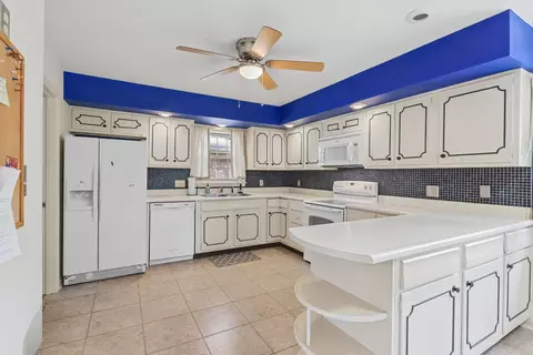 Kitchen - 2118 Bristol Rd, Champaign, IL 61821 photo 3 of 6