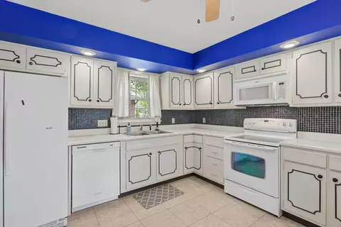 Kitchen - 2118 Bristol Rd, Champaign, IL 61821 photo 4 of 6