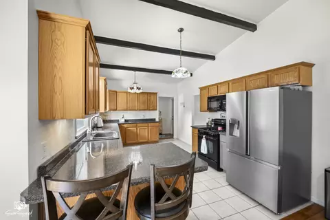 Kitchen - 856 N Western Hills Dr, Kankakee, IL 60901 photo 2 of 5