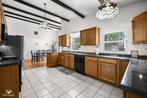 Kitchen - 856 N Western Hills Dr, Kankakee, IL 60901 photo 3 of 5