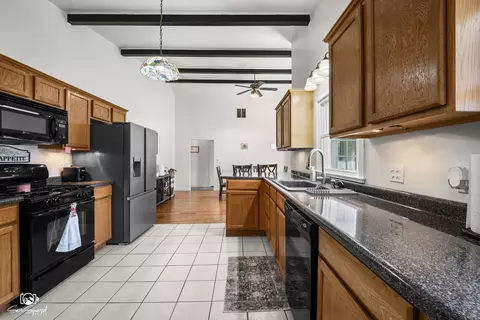 Kitchen - 856 N Western Hills Dr, Kankakee, IL 60901 photo 4 of 5