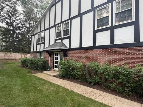 148 W Golf Rd #E, Libertyville, IL 60048