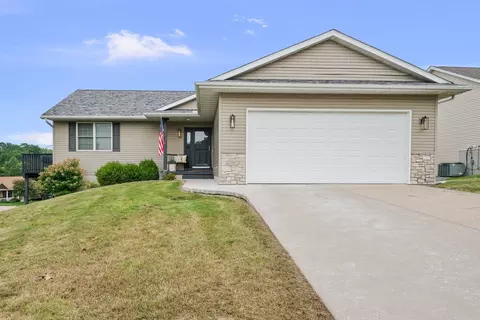 391 N 8th St, Leclaire, IA 52753