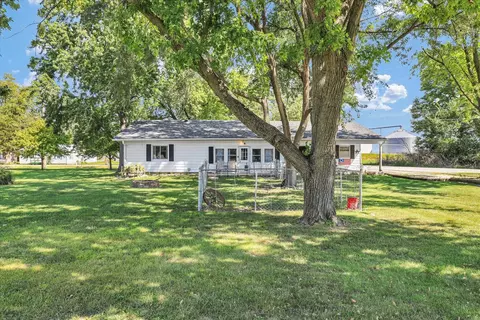 Exterior - 446 Chestnut St E, Paxton, IL 60957 photo 11 of 16