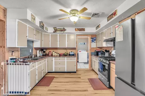 Kitchen - 446 Chestnut St E, Paxton, IL 60957 photo 2 of 2